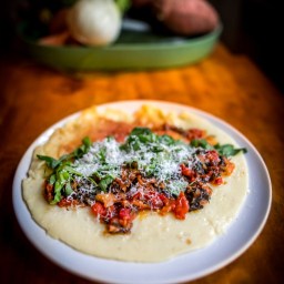 Ukrainische „Rock and roll“-Pfannkuchen mit Tomaten-Parmesan-Konfitüre und frischem Bärlauch