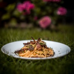 Pasta mit ofenknusprigem Pilz-Senfrahm, Zitronenhauch und Karamellzwiebeln – so gut, dass sie Kümmelhasser bekehren kann