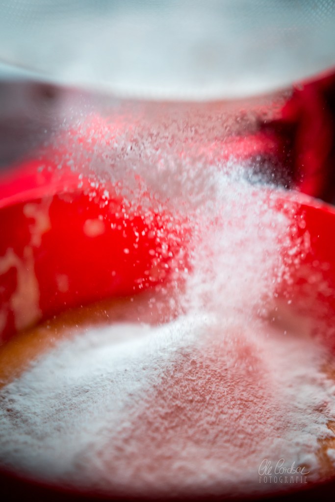 Mehl sieben, sift flour, Backen, baking, Brot, bread