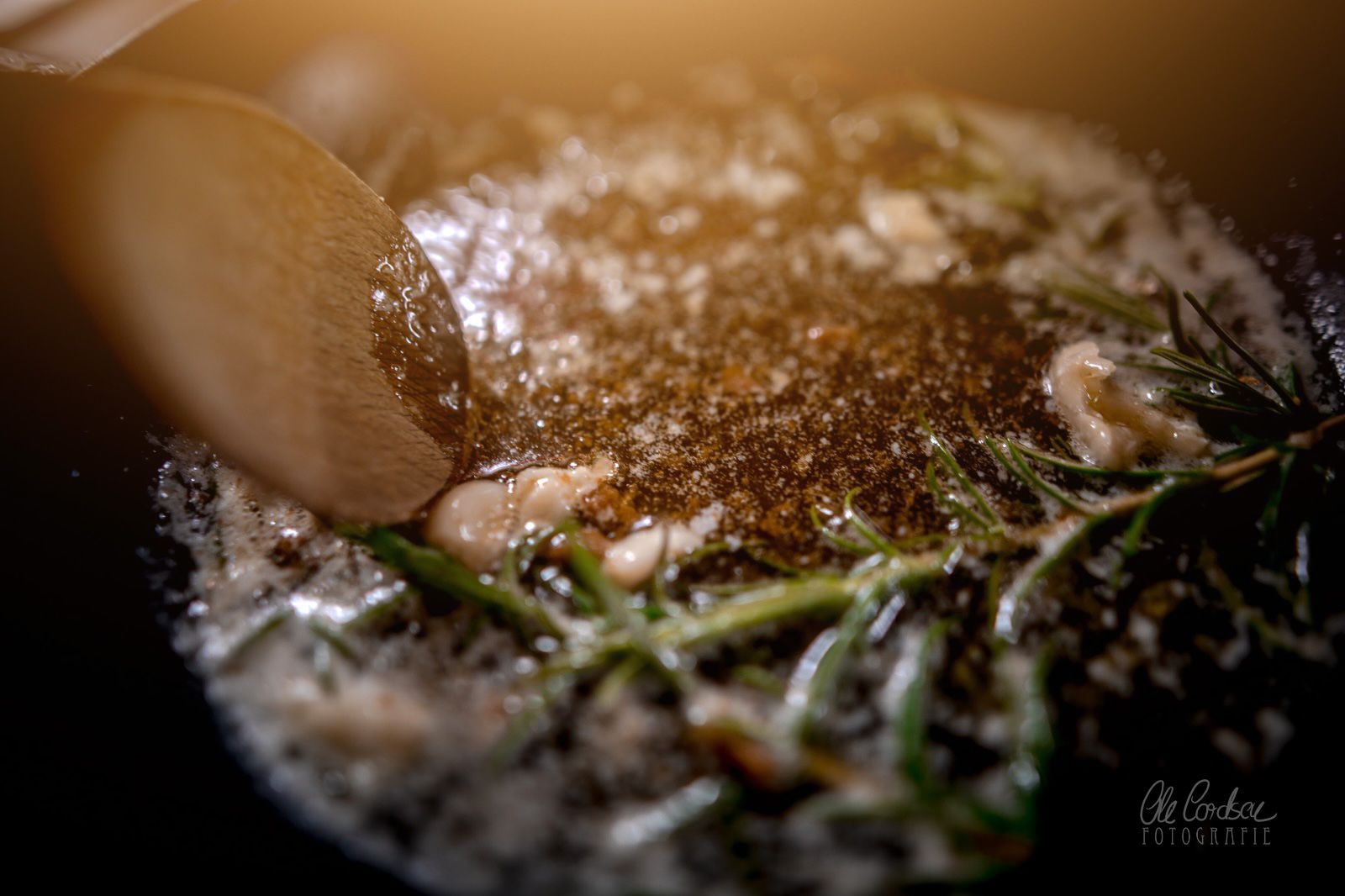 Ein überaus simples, schnelles Aromen-Feuerwerk: Pasta mit Butter ...