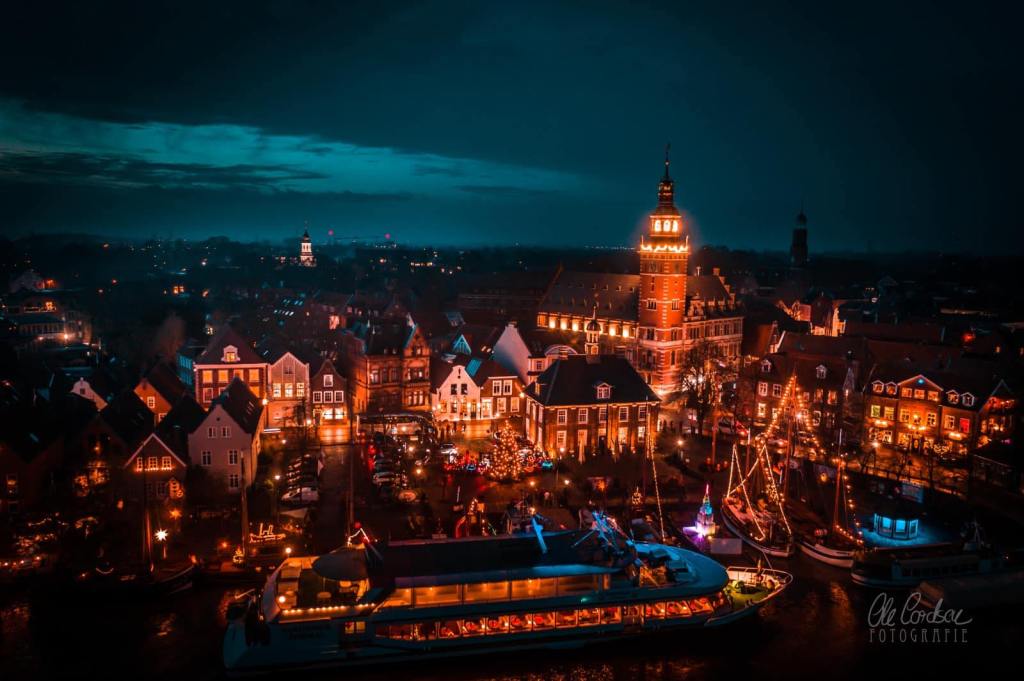 Leer; Weihnachtsmarkt; Wiehnachtsmarkt achter't Waag; Drohnenfoto, Ostfriesland, Advent, blaue Stunde, Weihnachtsbeleuchtung