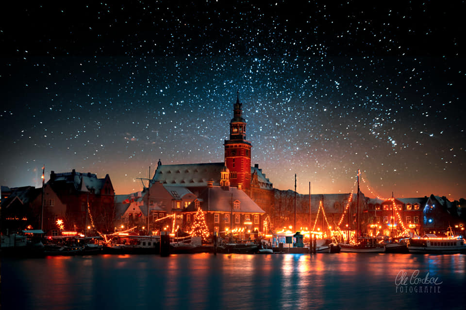 Leer; Weihnachtsmarkt; Wiehnachtsmarkt achter't Waag; Drohnenfoto, Ostfriesland, Advent, blaue Stunde, Weihnachtsbeleuchtung