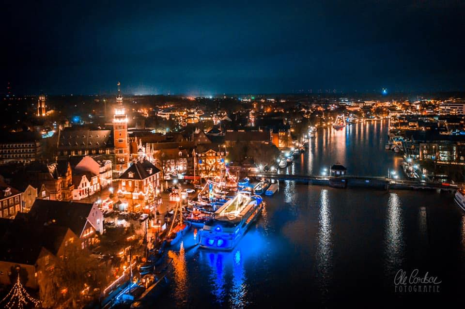 Leer; Weihnachtsmarkt; Wiehnachtsmarkt achter't Waag; Drohnenfoto, Ostfriesland, Advent, blaue Stunde, Weihnachtsbeleuchtung