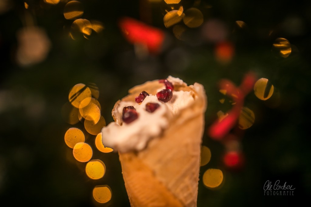 Neujahrskuchen, Waffeln, Hippen, Krüllkuchen, Eiserkuchen, Waffles, Zimt, Kardamom, Foodfotografie, Bokeh, Granatapfelkerne