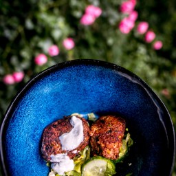 Hass auf Schnecken im Hochbeet: Mit Feta gefüllte Rote-Bete-Bratlinge mit Kardamom-Joghurt als Gegengift