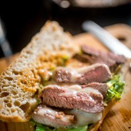 Bei Bud Spencers Bart: Was für ein grandioses Käse-Steak-Sandwich mit Balsamicozwiebeln und selbstgemachter Honig-Senf-Sauce