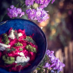 Aufregend poetisch: Was pinke Pasta mit Dill-Pesto mit Herbstgedichten zu tun hat