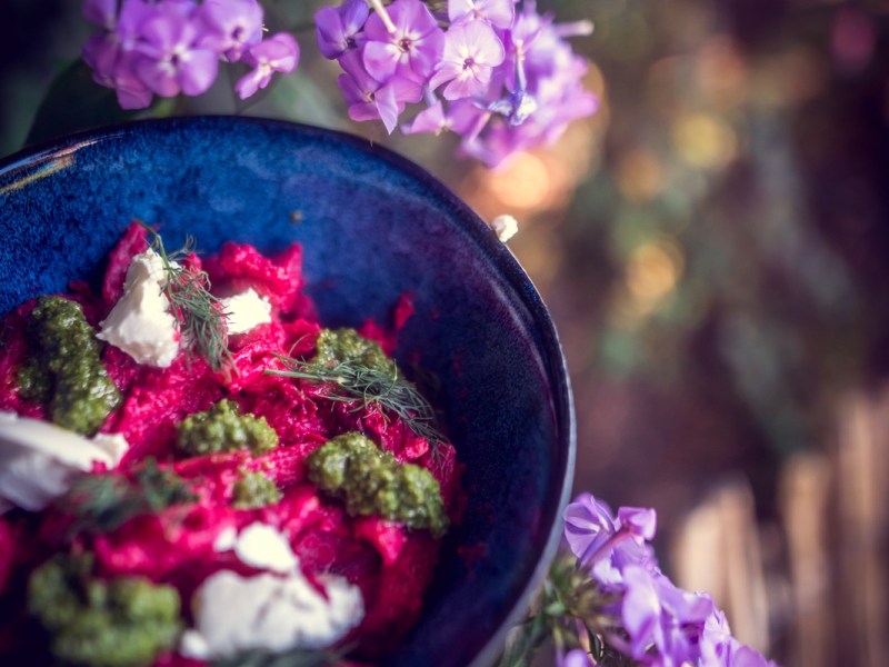 Aufregend poetisch: Was pinke Pasta mit Dill-Pesto mit Herbstgedichten zu tun hat