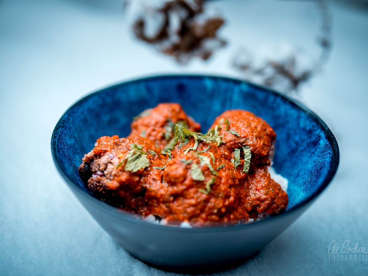 Unglaublich gute, scharfe Fleischbällchen mit Adschika – perfekt für Tage, an denen Winterdienst flachfällt