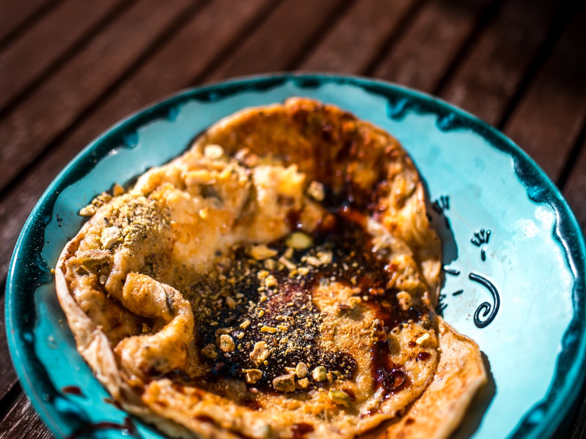 Kardamom-Pistazien-Pancakes mit karamellisiertem Honig-Limetten-Sirup: köstlicher wird Frühstück im Bett kaum