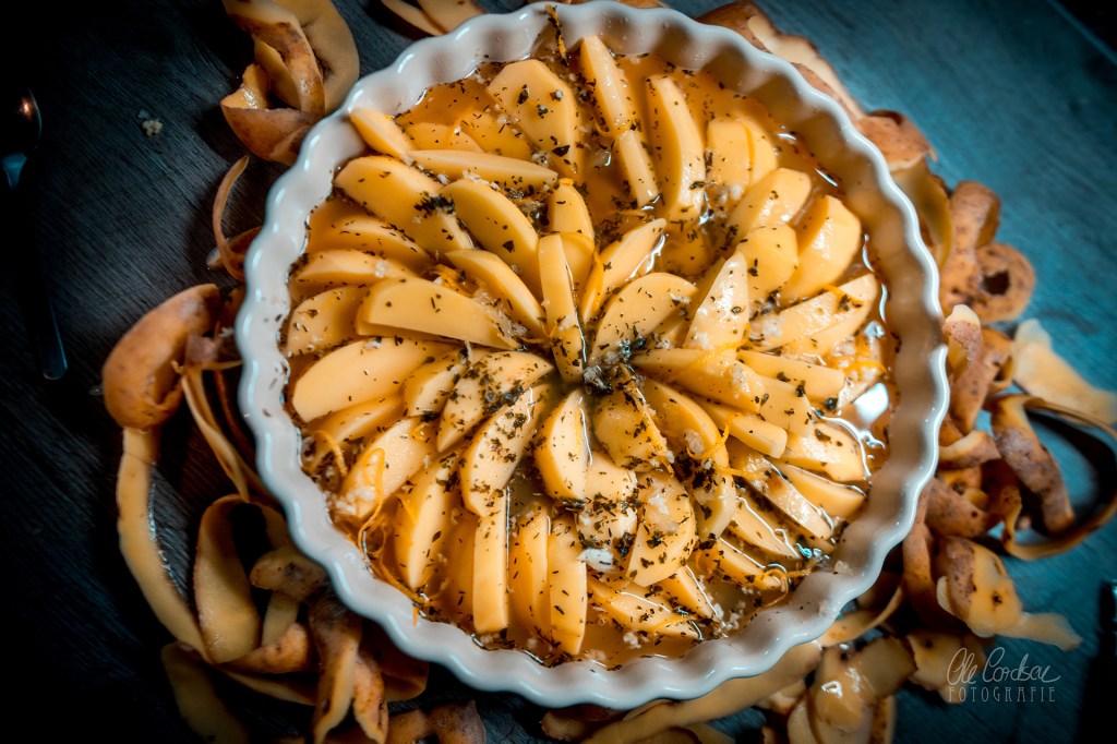 Schon roh sind die griechischen Zitronenkartoffeln visuelle Poesie. Kulinarisch werden sie das, knusprig gebacken, erst recht.